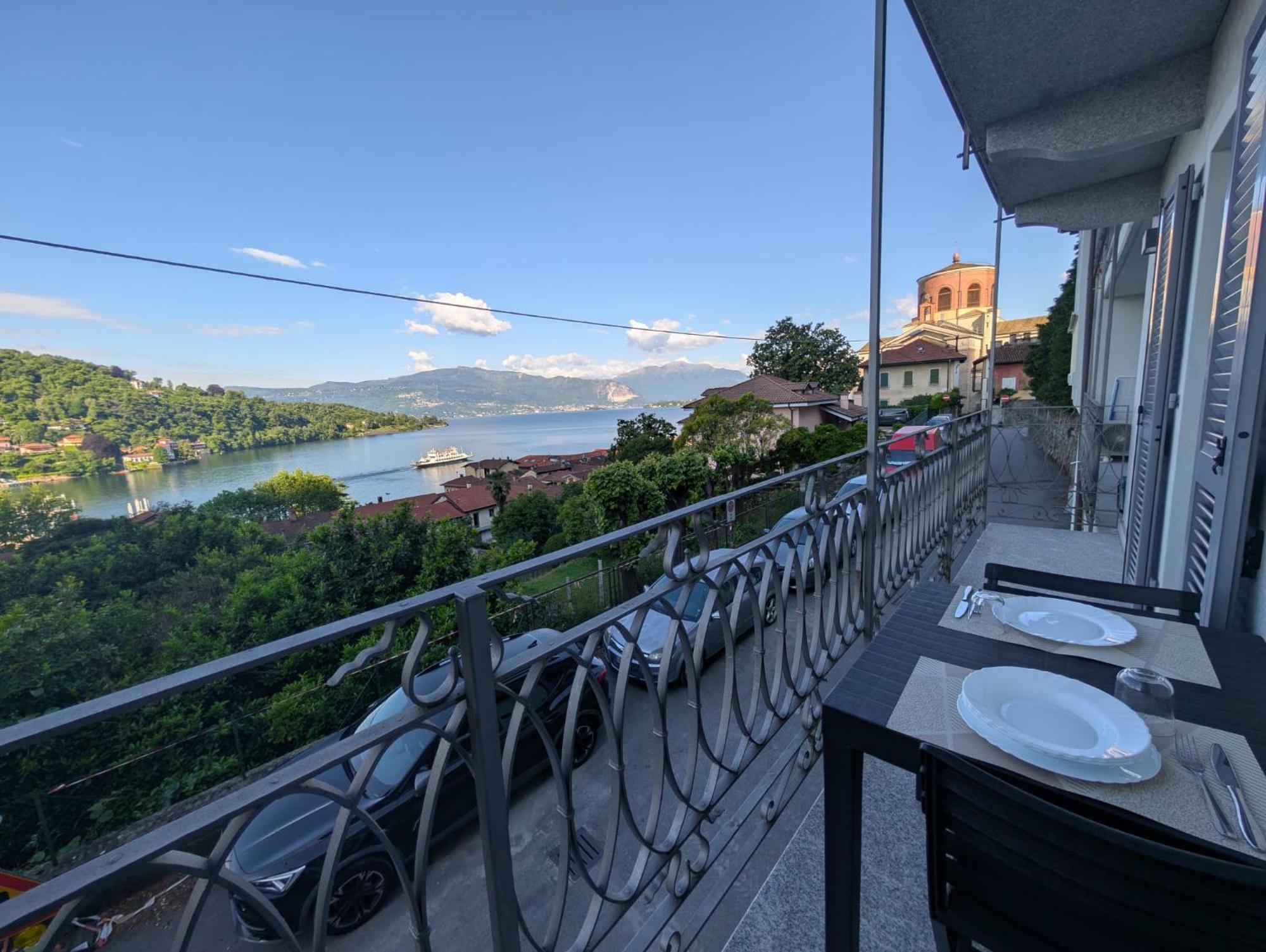 Appartamenti I Fiori Del Lago Laveno-Mombello Eksteriør bilde
